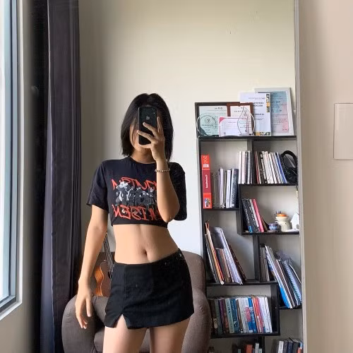 Với dáng người đẹp và thon gọn, Lê Thụy khiến nhiều người hâm mộ không khỏi trầm trồ ghen tị.