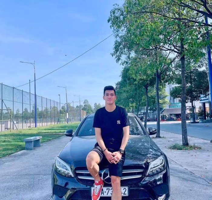 Không những được mệnh danh là “chồng quốc dân” với vẻ ngoài điển trai, Nguyễn Tiến Linh còn ghi được nhiều dấu ấn trên đấu trường Quốc tế.