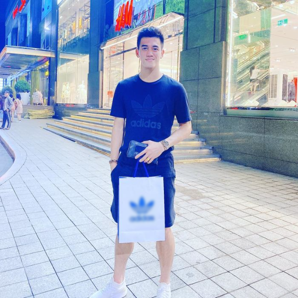 Hiện tại Tiến Linh đang sống cùng gia đình trong căn nhà khang trang tại khu dân cư lớn nhất nhì Bình Dương. Được biết, căn nhà rộng khoảng hơn 300m2, phía trước là quán cà phê sân vườn có sức chứa hơn 100 người.