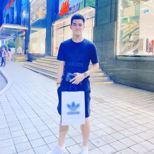 Hiện tại Tiến Linh đang sống cùng gia đình trong căn nhà khang trang tại khu dân cư lớn nhất nhì Bình Dương. Được biết, căn nhà rộng khoảng hơn 300m2, phía trước là quán cà phê sân vườn có sức chứa hơn 100 người.