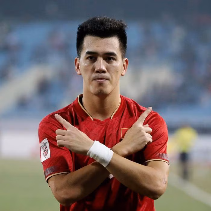 Không chỉ gây ấn tượng mạnh với những khoảnh khắc tỏa sáng trên sân đấu mà Tiến Linh còn nhiều lần được cư dân mạng khen ngợi khi khoe bộ sưu tập hàng hiệu “cực khét”.