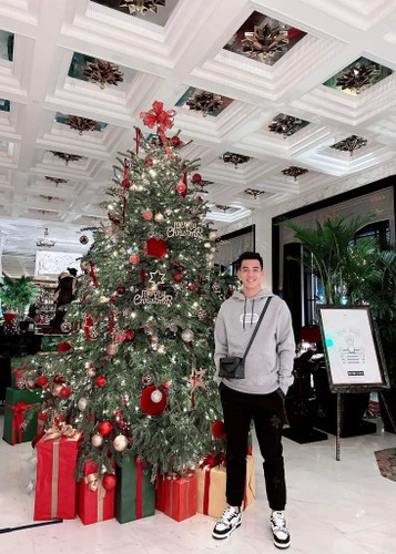 Mỹ nam sinh năm 1997 cũng sắm nhiều áo thun, phụ kiện hàng hiệu, nhiều màu sắc khác nhau cho mẫu áo đấu yêu thích của mình để thay đổi. Được biết, nam cầu thủ thường xuyên diện áo phông của các thương hiệu nổi tiếng thế giới.