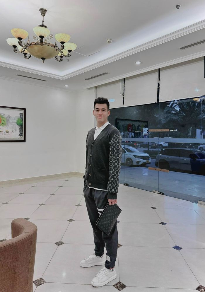 Trước đó, Tiến Linh cũng đã “tậu” một xế hộp có giá hơn 1,5 tỷ đồng sau khi trở về từ SEA Games 30.