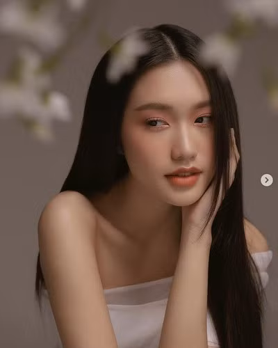 Cách mặc này được Doãn Hải My áp dụng ngay cả đối với những chiếc đầm tôn vòng 1 khi đi dự sự kiện.