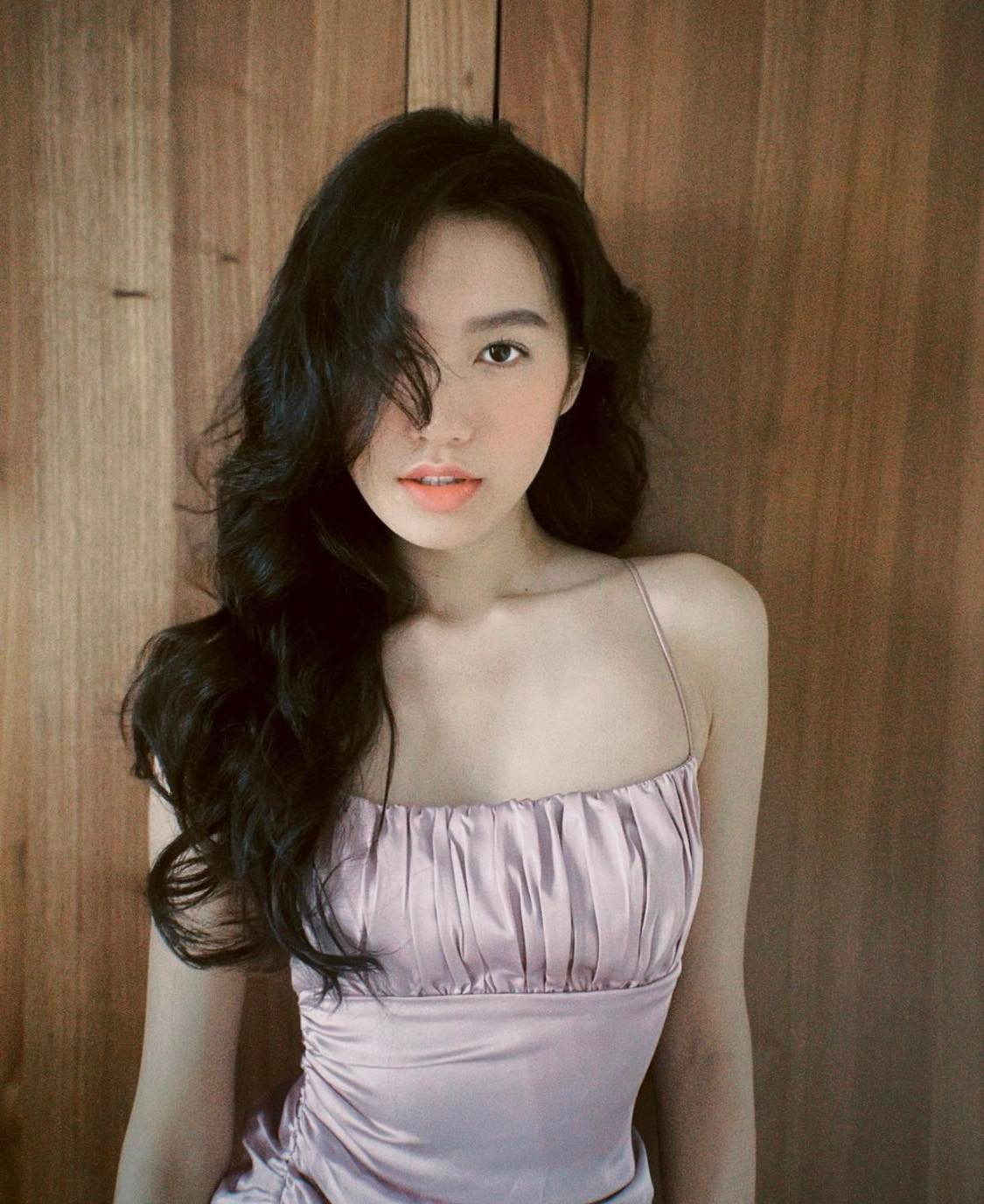 Chẳng hạn, đối với những thiết kế váy tôn vòng, để lộ phần xương quai xanh và bờ vai mảnh khảnh, Doãn Hải My thường tiết chế bằng cách diện đầm có độ dài vừa vặn, không quá ngắn, để tạo nên 1 tổng thể vừa thanh lịch, vừa quyến rũ.