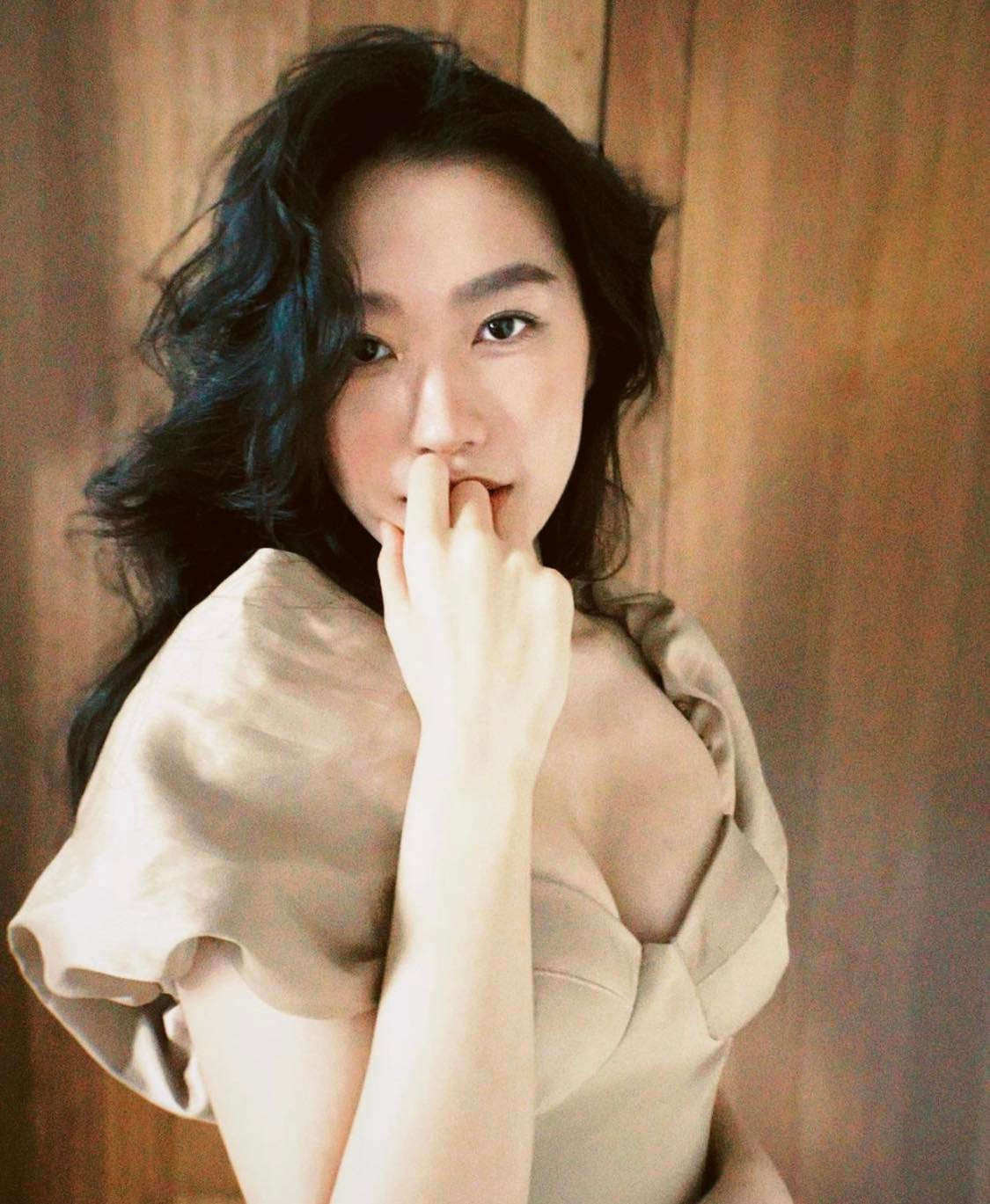 Không sở hữu chiều cao quá nổi bật nhưng bạn gái cầu thủ Đoàn Văn Hậu vẫn ghi điểm trong mắt người đối diện vì luôn chọn những hot item tôn dáng. Đặc biệt, nguyên tắc "hở 1 điểm" luôn được Hải My tận dụng triệt để.