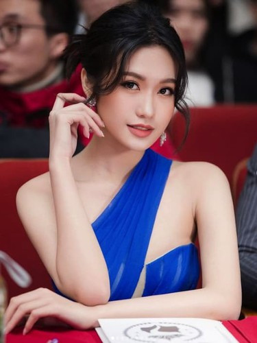 Ngoài ra, Doãn Hải My còn lăng xê triệt để mốt giấu quần với những chiếc áo thun rộng rãi và quần hot pants, để lộ đôi chân dài miên man.