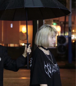 Nói Tiểu Thị kém sắc thì không đúng, song nhan sắc thật của cô nàng quả thực bình thường và không có gì đặc biệt so với hình ảnh siêu thực hậu photoshop.