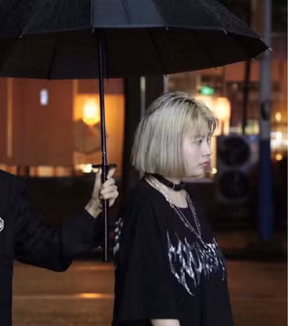 Nói Tiểu Thị kém sắc thì không đúng, song nhan sắc thật của cô nàng quả thực bình thường và không có gì đặc biệt so với hình ảnh siêu thực hậu photoshop.