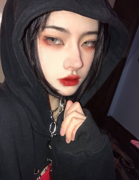 "Thất vọng ghê, chị ơi bồi thường tổn thất tinh thần cho em đi! Hâm mộ chị bấy lâu mà giờ thành ra thế này..." hay "Nhìn ảo thực sự, trời đất ơi, hóa ra photoshop có thể làm một người lột xác nhiều đến thế." là những bình luận mà dân mạng để lại dưới bức ảnh sống ảo của Tiểu Thị.