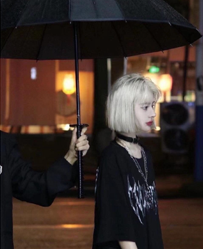 Nhìn vào bức ảnh mới nhất bị lộ ra, gương mặt Tiểu Thị to hơn, sống mũi bớt cao hơn và khí chất thì cũng biến mất hoàn toàn.