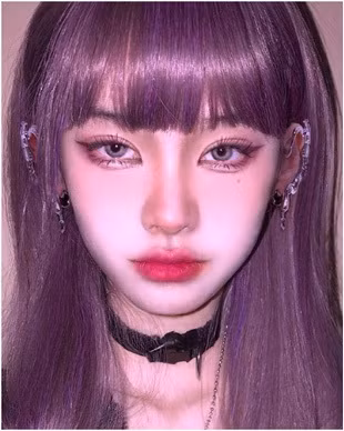 Tiểu Thị khá nổi trên TikTok với hơn 800k lượt follow. Cô nàng hút fan nhờ vẻ đẹp cool ngầu, lạnh lùng rất giống nhân vật trong anime bước ra.