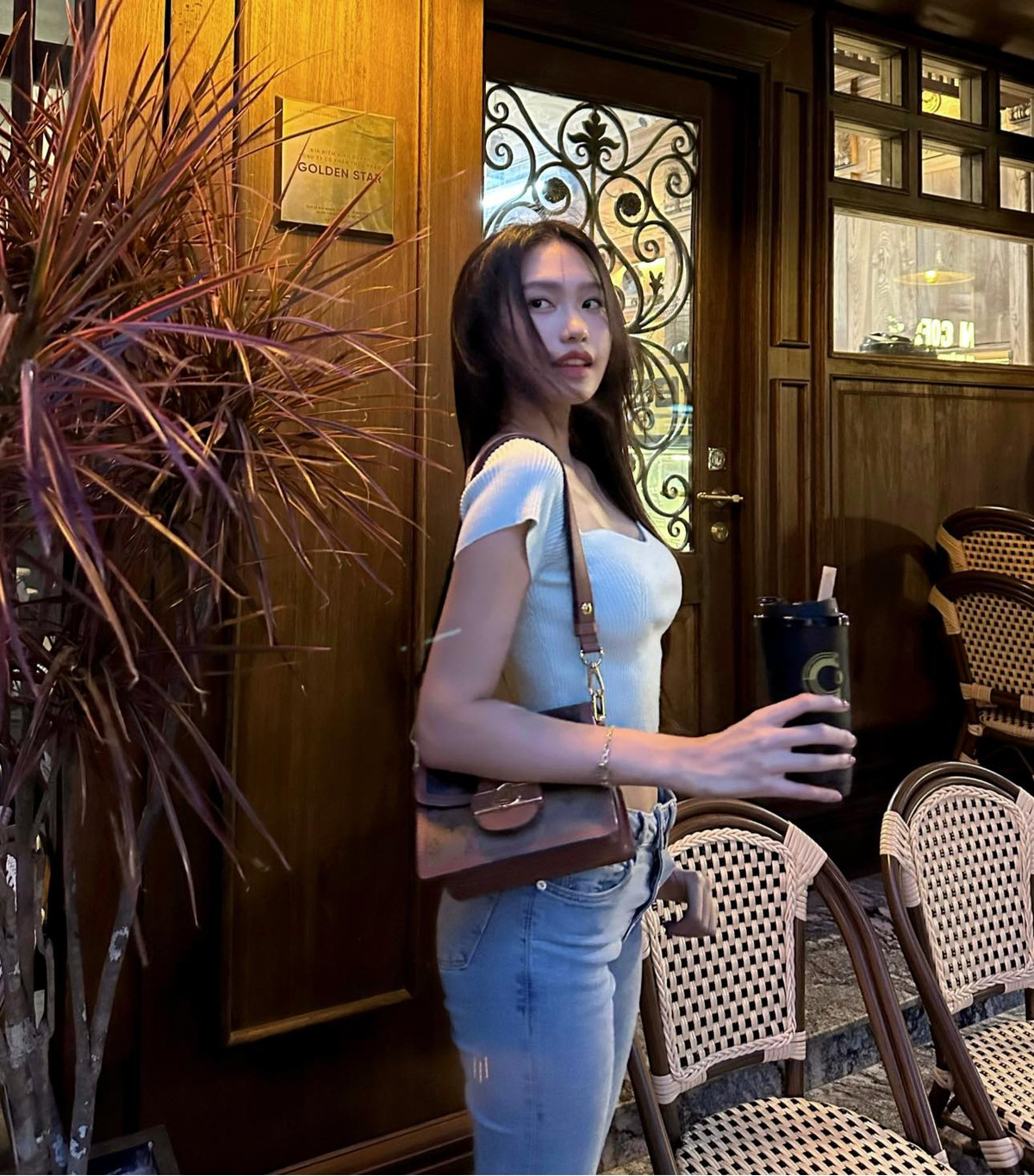 Bài đăng của Doãn Hải MY lập tức nhận "bão like" trên mạng xã hội. Bên dưới khoảnh khắc nóng bỏng của top 10 Hoa hậu Việt Nam, Đoàn Văn Hậu cũng không quên thả tim cho bạn gái như cách anh vẫn thường làm.