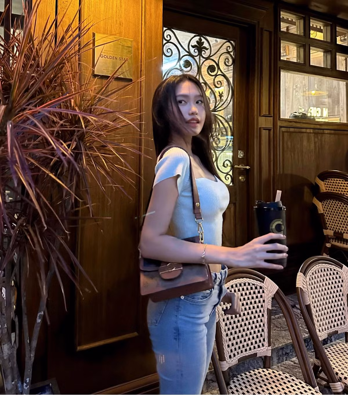 Bài đăng của Doãn Hải MY lập tức nhận "bão like" trên mạng xã hội. Bên dưới khoảnh khắc nóng bỏng của top 10 Hoa hậu Việt Nam, Đoàn Văn Hậu cũng không quên thả tim cho bạn gái như cách anh vẫn thường làm.