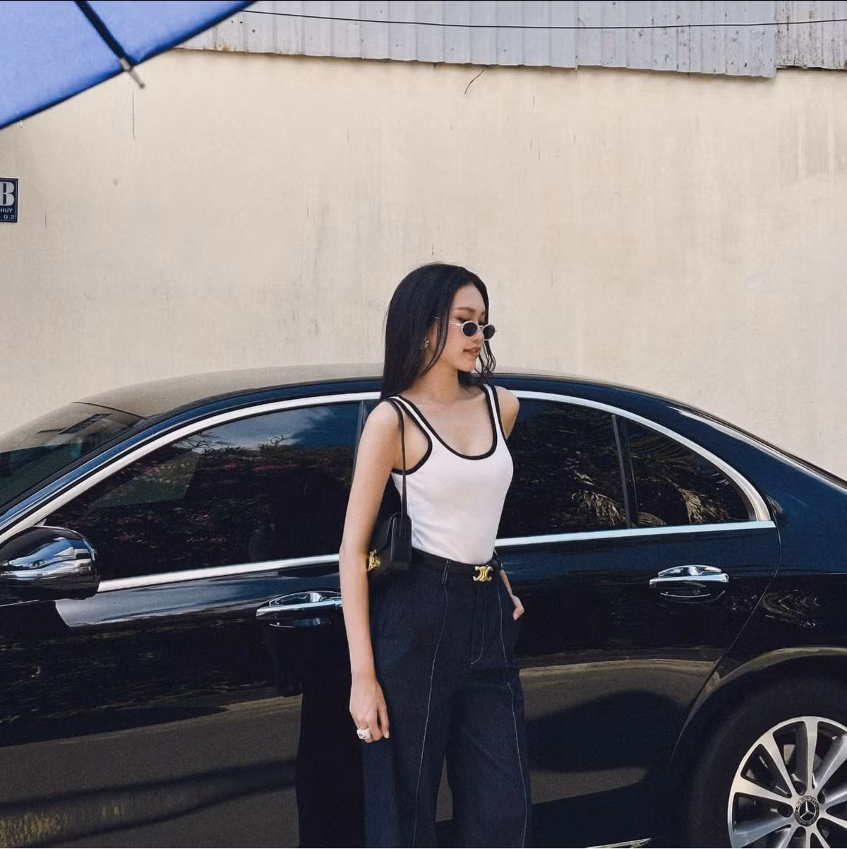 "Bạn ấy là một người thành phố, nhưng khi về quê, tôi cảm giác bạn ấy giống như một cô gái ở quê vậy. Tất cả mọi việc nhà bạn ấy đều làm được hết. Kể cả khi về nhà tôi, ở quê có cỗ, rất nhiều bát đĩa, bạn ấy cũng xắn tay vào rửa bát, để mọi người không phải lo gì. Tôi cảm thấy rất trân trọng những điều như thế". Đoàn Văn Hậu có nói.