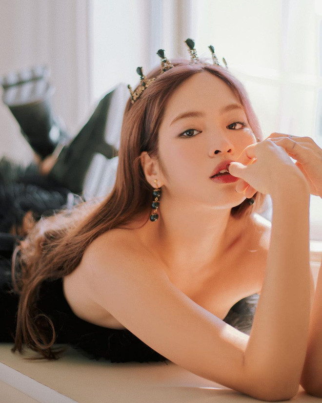 Ở nhà là vậy nhưng khi lên đồ, Khánh Vân cũng rất gì và này nọ với thần thái không lệch đi đâu được.