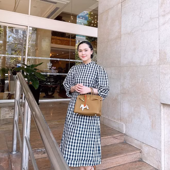 Ở nhà vậy thôi nhưng khi ra ngoài, Quỳnh Anh xinh đẹp và rực rỡ hết nấc khiến ai cũng phải khen ngợi.