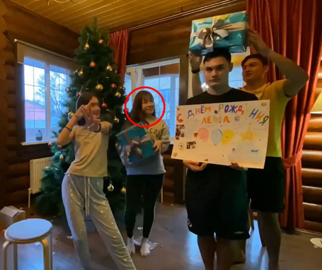 Yến Xuân - bạn gái Lâm Tây cũng từng bị soi khoảnh khắc khác biệt khi sang Nga thăm gia đình chàng cầu thủ.