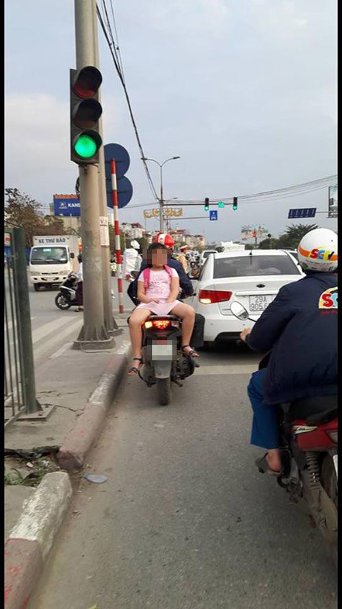 Ý thức quá kém! Không hiểu vấn đề của cặp đôi này là gì nhưng nhìn cách ngồi trên xe máy kia thật quá nguy hiểm." hay "Liệu người cầm lái có đảm bảo được an toàn khi người ngồi phía trước chắn gần hết tầm nhìn của anh ta thế kia?" là những bình luận mà dân tình để lại dưới đoạn clip của cặp đôi trên.