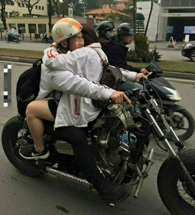 Hành vi ngồi xe máy kiểu bá đạo trề chỉ khiến bản thân họ mà còn khiến cả những người xung quanh rơi vào tình cảnh nguy hiểm.
