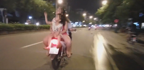Điển hình như trường hợp này, một người phụ nữ trẻ điều khiển xe máy nhưng đằng sau lại để những đứa trẻ ngồi ngược chiều tham gia giao thông.