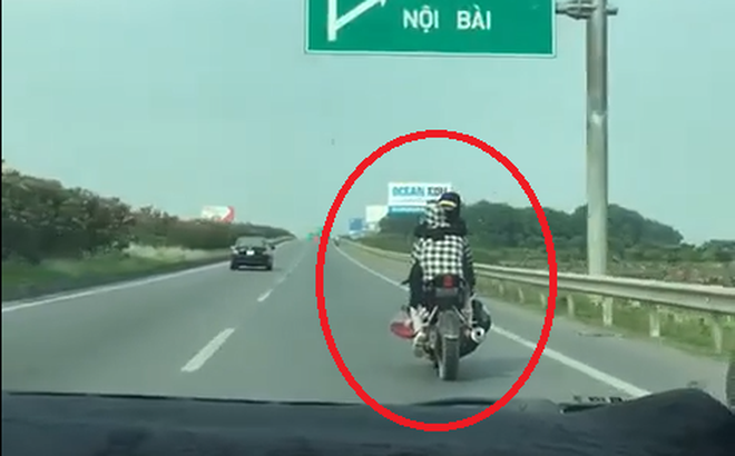 Mới đây trên MXH, đoạn đoạn clip ngắn ghi lại cảnh đôi nam nữ ngồi xe máy chạy trên đường cao tốc khiến người ta đặc biết chú ý.