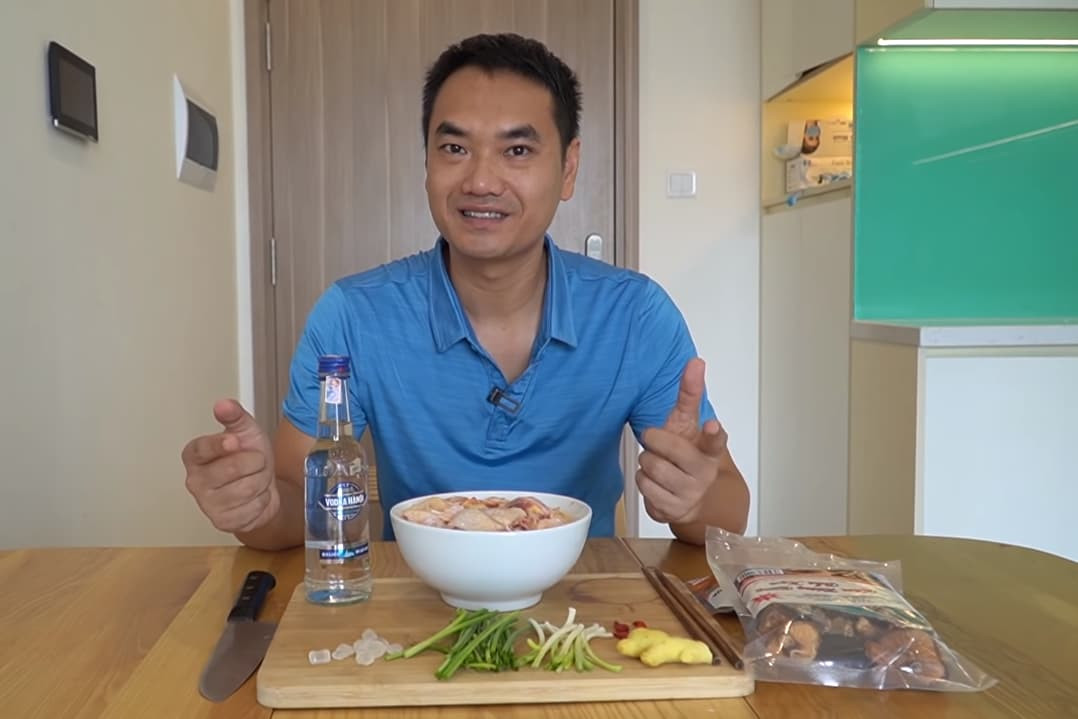 Dù gặp lỗi về kiến thức nhưng trên các clip của mình, Duy Nến luôn giữ vẻ lịch thiệp, lịch sự, nhẹ nhàng và “chất thơ” riêng.