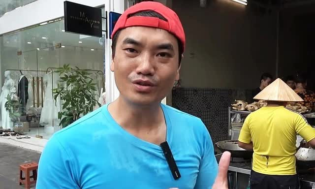 Youtuber Duy Nến từng gây nên làn sóng tranh cãi vào năm 2021 với những video review về ẩm thực Hà Nội. Anh từng hứng nhiều chỉ trích khi mắc lỗi sai về kiến thức ẩm thực, thường đặt ra những câu hỏi ngờ nghệch hoặc miêu tả món ăn “không đâu vào đâu”.