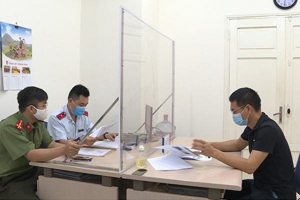 Năm 2021, bài đăng tin giả của Duy Nến về việc Hà Nội phong tỏa từng nhận vô số phản ứng gay gắt từ phía cộng đồng mạng. YouTuber này mới đây đã phải gánh hậu quả vì hành động của mình là nộp phạt 12,5 triệu vì đăng tin giả .