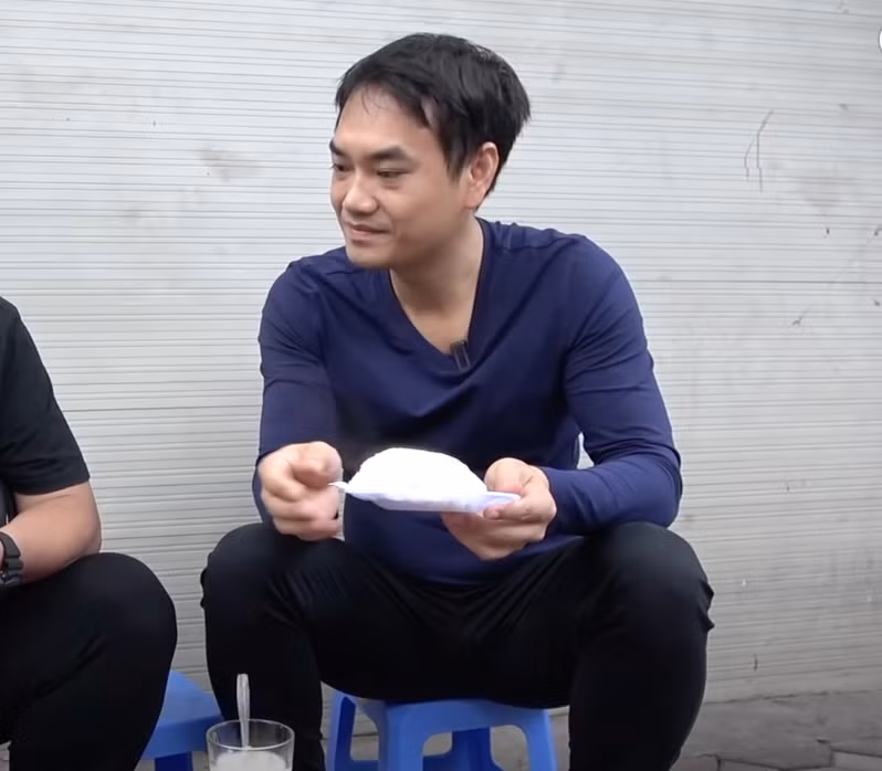 Những câu nói "đi vào lòng đất" của Youtuber Duy Nến như “Sáng Hà Nội trời chợt đổ mùa đông giữa mùa hè”; “Muốn ngắm hoàng hôn phải dậy từ... sáng sớm” vẫn là những miếng hài để đời, khiến cư dân mạng phải nhắc đi nhắc lại.