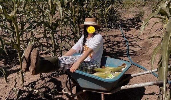 Và anh ấy dường chỉ là một kẻ mộng mơ, sống chill mỗi ngày. Còn mình, một người con gái te tua với quá khứ nhơ nhớp. Mình hoàn toàn không xứng. Trong lúc tối tăm nhất của cuộc đời mình, lúc này mình không thể không gặp K.L." Tina Duong cho biết thêm.