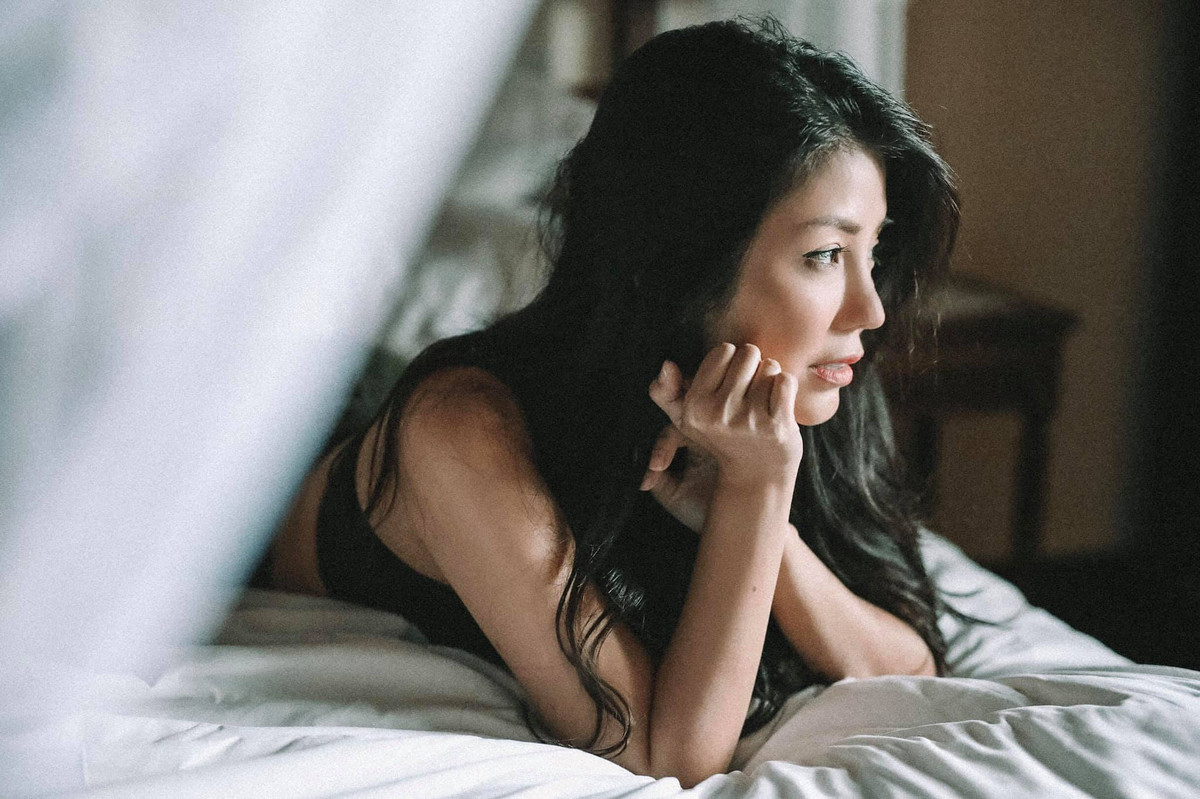 Đặc biệt gương mặt không có dấu hiệu tuổi tác của một phụ nữ U50 cùng phong cách ăn mặc hiện đại khiến rất cả nam lẫn nữ mê đắm và thường xuyên để lại bình luận: “Không biết nên gọi chị hay cô đây, trẻ quá!”, “Cô ơi cho con xin bí kíp để được xinh đẹp như cô ạ” hay các video có xuất hiện cả cô con gái trạc tuổi đôi mươi thì có bạn lại trêu hài hước: “Không biết ai là mẹ ai là con nữa”…