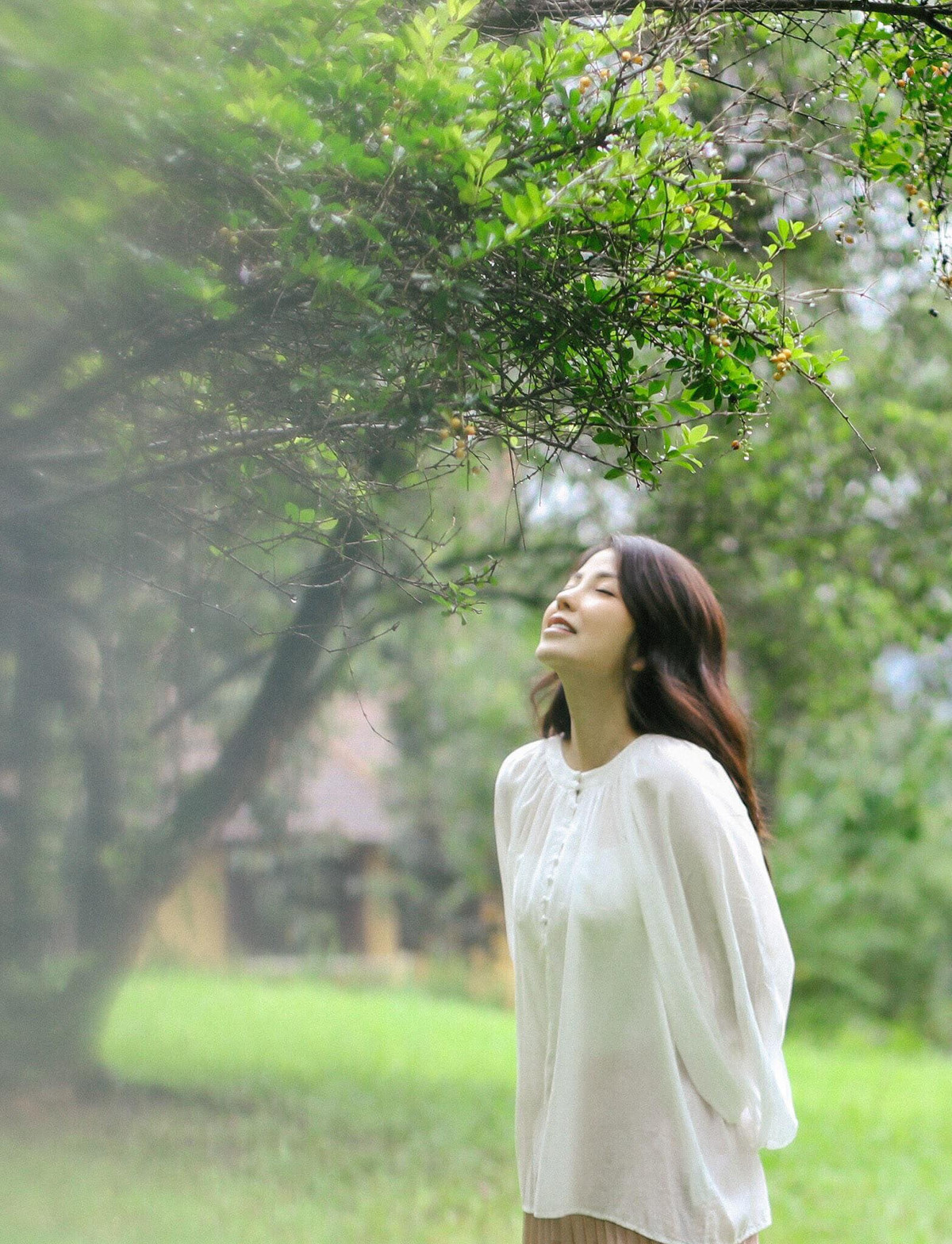 Chị Angela Ngô sở hữu vóc dáng mảnh khảnh cao, làn da trắng, mái tóc dài đen cùng đôi mắt thơ hai mí.