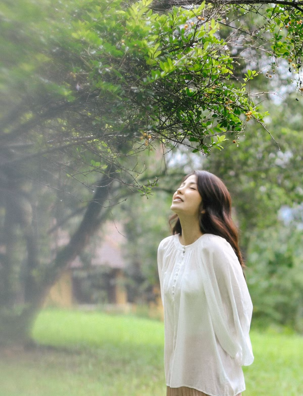 Chị Angela Ngô sở hữu vóc dáng mảnh khảnh cao, làn da trắng, mái tóc dài đen cùng đôi mắt thơ hai mí.