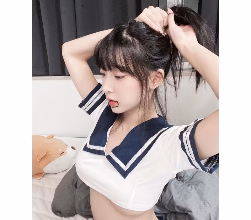 Không chỉ chơi game giỏi mà Kang In Kyung còn khiến người xem choáng ngợp bởi nhan sắc cùng thân hình nóng bỏng chẳng kém cạnh bất kỳ hot girl nào của Hàn Quốc.