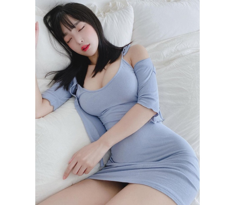 Ngay cả những món đồ tối giản, kín đáo cũng được Kang In Kyung hô biến thành các items giúp khoe da hở thịt triệt để.