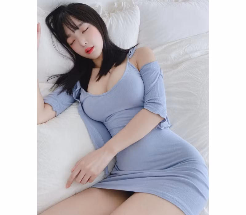 Ngay cả những món đồ tối giản, kín đáo cũng được Kang In Kyung hô biến thành các items giúp khoe da hở thịt triệt để.