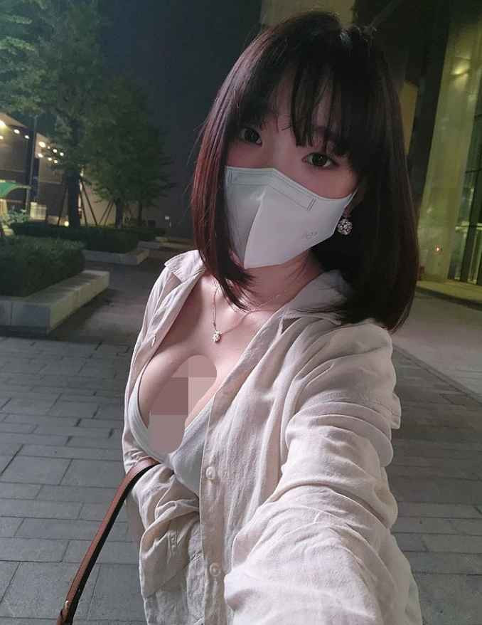 Đặc biệt vòng 1 của Kang In Kyung thuộc hàng khủng, đủ sức khiến bất kỳ anh em nam giới nào cũng phải đổ gục ngay từ cái nhìn đầu tiên.