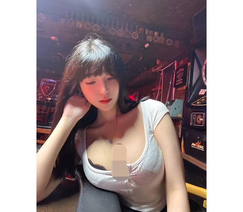 Sở hữu thân hình căng mọng, săn chắc, Kang In Kyung vốn vô cùng tự tin trong việc khoác lên mình những trang phục mang thiết kế cắt hở mạnh tay.