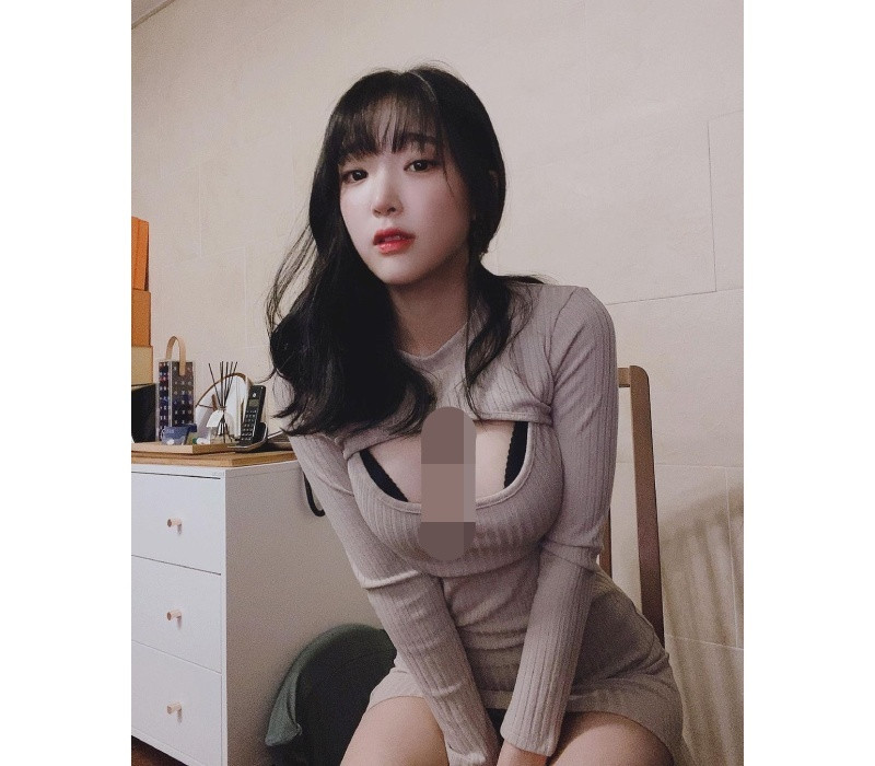 Mặc dù không sở hữu chiều cao ấn tượng, thế nhưng nhờ gương mặt xinh như thiên thần, đôi mắt rạng ngời, và trên hết là vòng 1 thuộc hàng khủng E cup