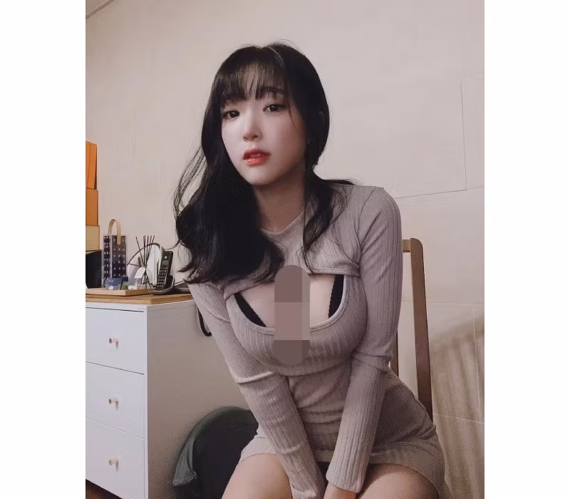 Mặc dù không sở hữu chiều cao ấn tượng, thế nhưng nhờ gương mặt xinh như thiên thần, đôi mắt rạng ngời, và trên hết là vòng 1 thuộc hàng khủng E cup