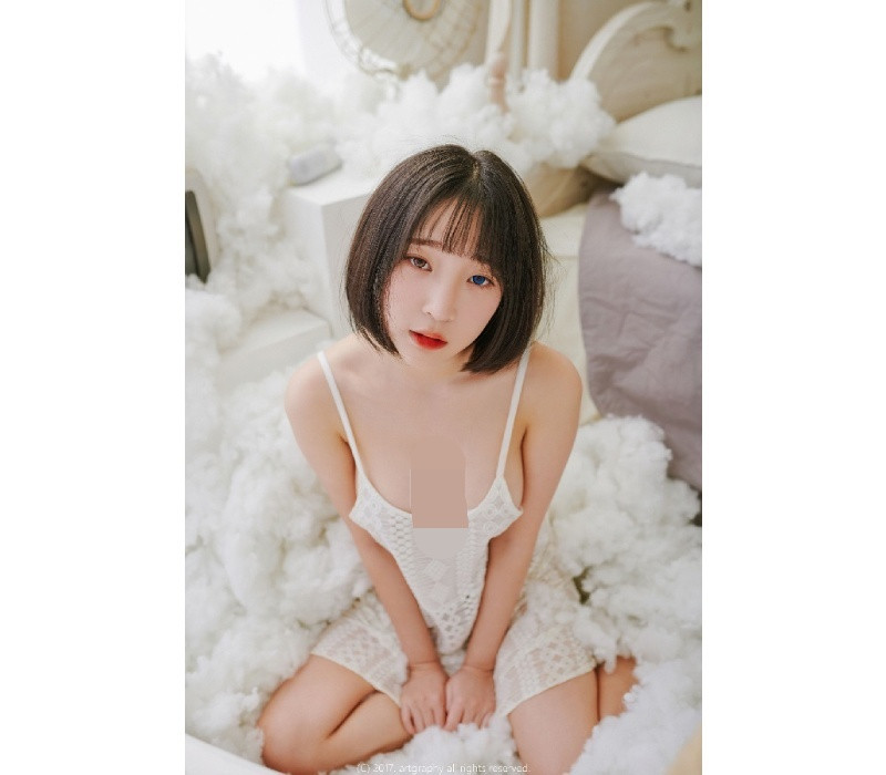 Bỏ ngoài tai những bình luận tiêu cực, Kang In Kyung vẫn luôn trung thành với trang phục hở bạo.