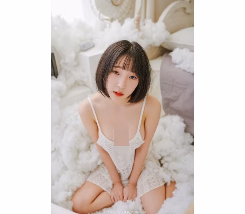 Bỏ ngoài tai những bình luận tiêu cực, Kang In Kyung vẫn luôn trung thành với trang phục hở bạo.