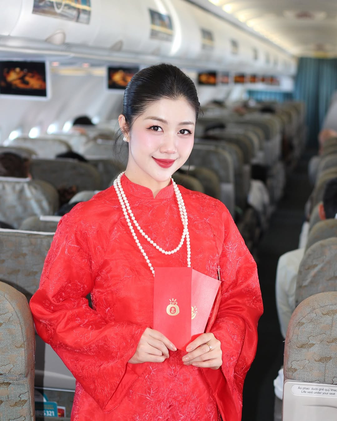 Ngành hàng không có lẽ là nơi tụ hội nhiều trai xinh gái đẹp nhất. Chẳng thế mà ngắm nhìn các tiếp viên hàng không, cảm giác đụng đâu cũng trúng các mỹ nhân. Dù vậy, Tôn Nữ Nam Phương vẫn nổi bật theo cách rất riêng.