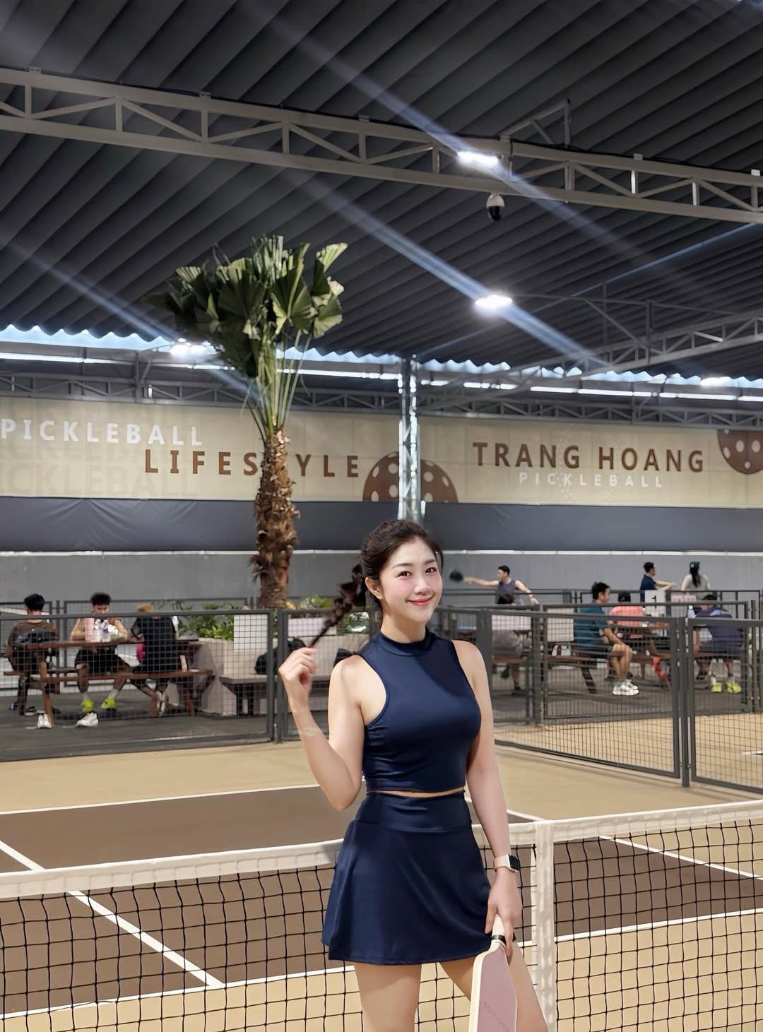 Nữ tiếp viên trưởng của Vietnam Airlines chọn bộ đồ nhã nhặn nhưng không kém phần năng động và quyến rũ.