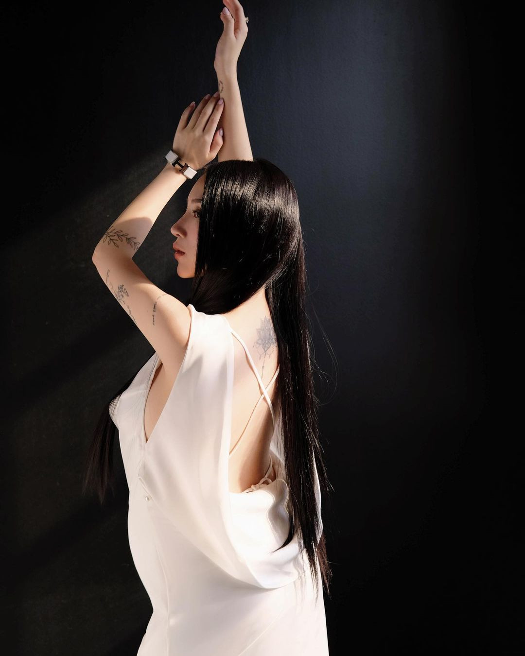 Xuất hiện trong ảnh mới, Joyce Phạm diện chiếc đầm size rộng màu trắng để lộ ra làn da trắng mịn màn.