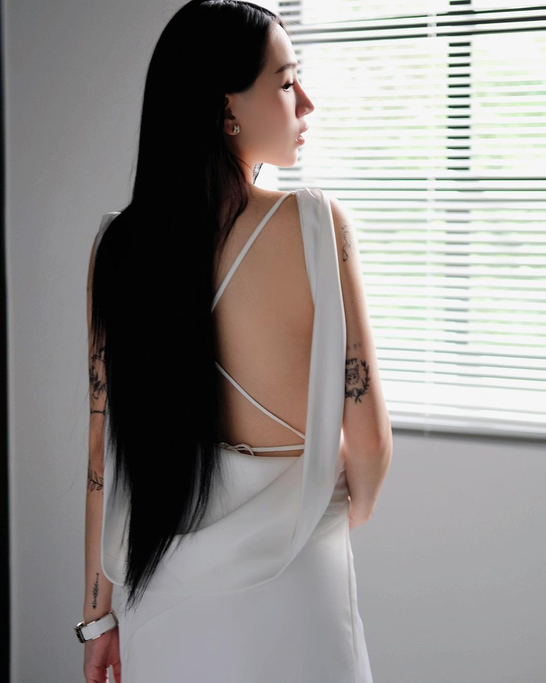 Khi nhận được câu hỏi của một khán giả về việc không ngại khoe ngực lúc mang bầu, con gái Minh Nhựa cho biết cô yêu cơ thể và cũng được ông xã ủng hộ mặc mọi thứ mình muốn.