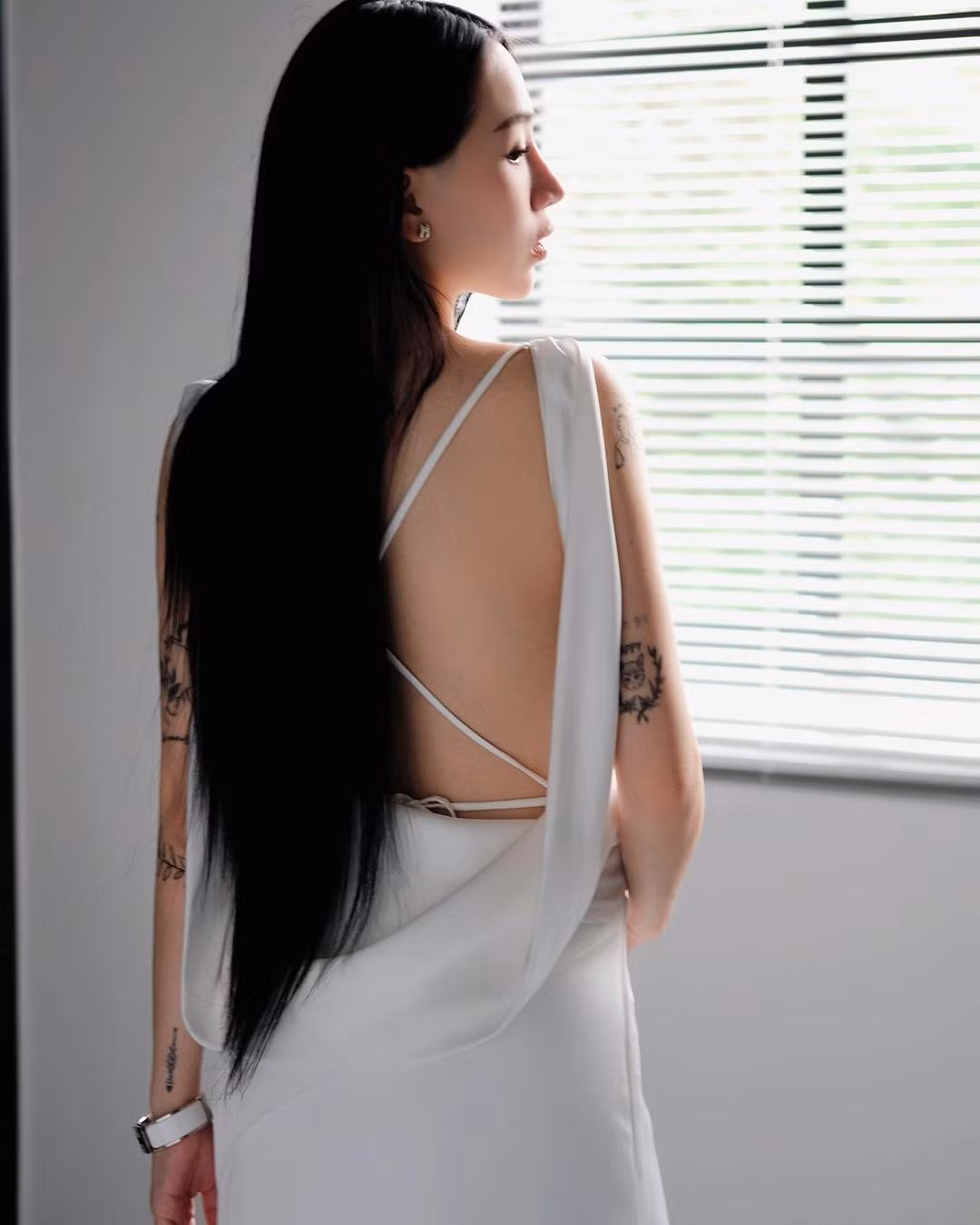 Khi nhận được câu hỏi của một khán giả về việc không ngại khoe ngực lúc mang bầu, con gái Minh Nhựa cho biết cô yêu cơ thể và cũng được ông xã ủng hộ mặc mọi thứ mình muốn.