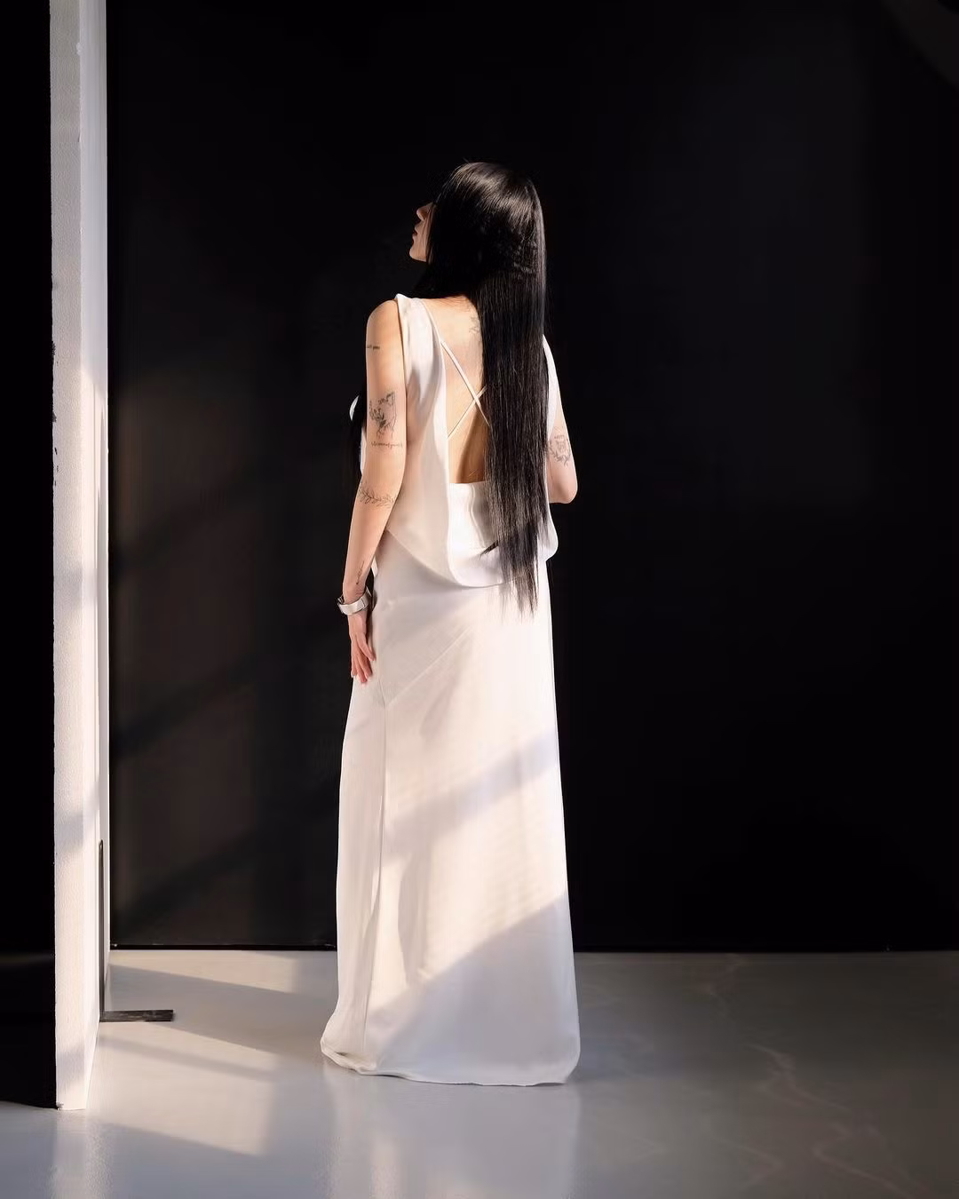 Vốn có hình thể nhỏ nhắn, Joyce Phạm khi tăng cân chỉ tập trung vào vùng bụng nên tay, chân vẫn thon nhỏ.