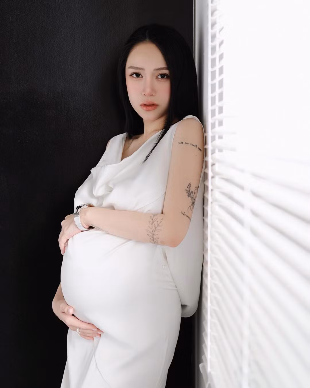 Mới đây trên Instagram, ái nữ nhà đại gia Minh Nhựa tiếp tục đăng những tấm ảnh nghệ thuật dù bụng bầu vượt mặt.